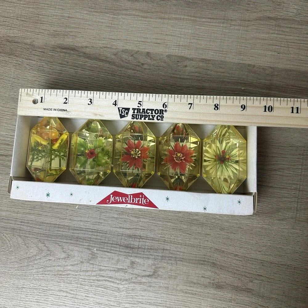 Vintage Jewelbrite Unbreakable Plastic Diaroma‎ Christmas Ornaments